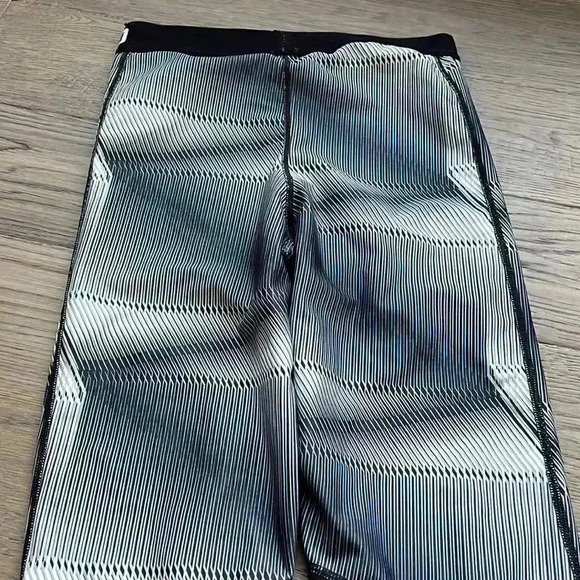 🌸4/$30🌸nike |  DRI Patterned Crop Leggings - Picture 11 of 11